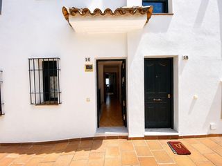 Casa adossada  Calle ue-3b sin desarrollar. Vivienda con terraza, suite principal con vestidor y excelente d