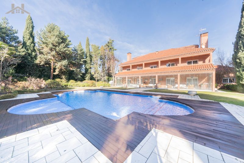 Foto 0f94bb58-ef97-4e89-8d5b-cf7a98bbc6f2. Chalet con camino riscaldamento parcheggio piscina in Pozuelo de Alarcón