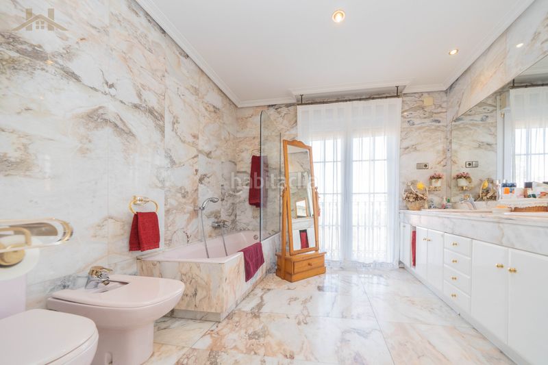 Foto d1567507-42f2-4eba-8c03-5060e93dacc6. Chalet con camino riscaldamento parcheggio piscina in Pozuelo de Alarcón