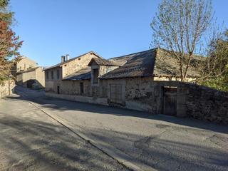 Masia  Rue traverse d'enveitg. Conjunto ceratano por restaurar