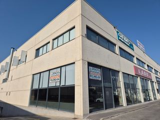 Lloguer Local Comercial  Avenida de madrid. Local comercial en alquiler – gran superficie, doble acceso y al