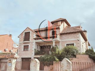 Chalet à Campo Real. Inmobiliaria innova ofrece espectacular chalet en venta en monte