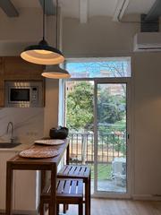 Alquiler Estudio en Hostafrancs. Loft reformado en plaza herenni – luz natural todo el día
