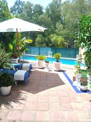Casa a Lomas de Marbella Club. Casa en venta en puente romano con piscina privada y jardín.