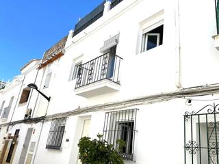Casa adossada a San Pedro de Alcántara Pueblo. Casa adosada de 3 habitaciones y 3 baños dividida en 2 apartamen