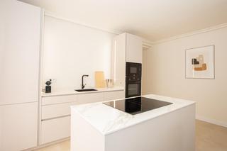 Apartament a Nueva Andalucía centro. Excelente apartamento renovado de 3 habitaciones y 3 baños.