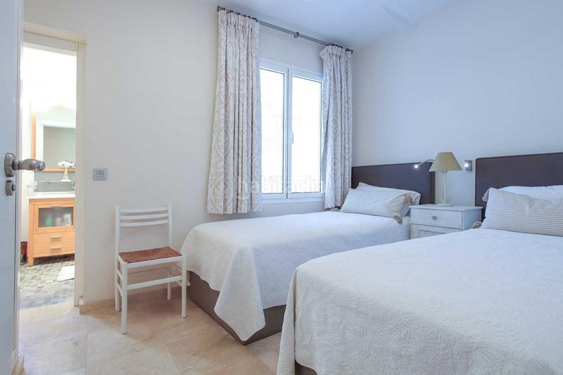 Foto 1d052319-dd3d-4211-b255-e008420203c4. Casa villa independiente junto a la playa en san pedro en Marbella