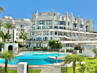 Duplex à Playa de la Fontanilla. Apartamento de 2 habitaciones renovado junto a la playa en marbe