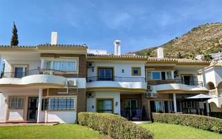 Casa a Mijas pueblo. Casa de 3 habitaciones con vistas al mar y piscina compartida en