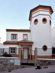Casa a Calahonda. Villa con piscina privada más piscina comunitaria en calahonda.