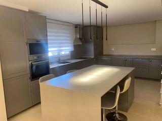 Casa a Hipódromo - Cerrado del Águila. Villa renovada, perfectamente ubicada, con piscina privada.