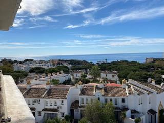Apartamento en Calahonda. Ático renovado de 3 habitaciones y 2 baños en la parte baja de c