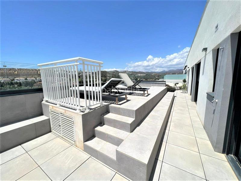Foto 948377bc-86dc-4e90-b93d-a5c3c1cd8a53. Apartamento el mejor ático en venta en la cala , a 3 minutos a pie de la playa, con piscinas privadas y comunitarias. en Mijas