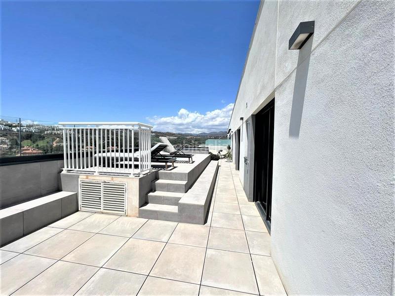 Foto b414985f-ecf8-45d3-bc41-e1166d2c9a6b. Apartamento el mejor ático en venta en la cala , a 3 minutos a pie de la playa, con piscinas privadas y comunitarias. en Mijas