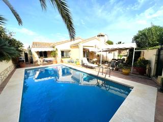 House in El Faro de Calaburra - Chaparral. Villa andaluza con piscina privada y a poca distancia de las pla