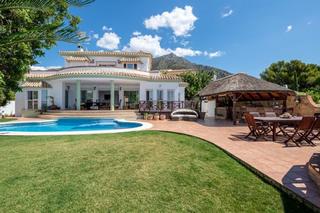 Casa a Istán. Vistas al mar, al lago y a la montaña desde esta villa de lujo.