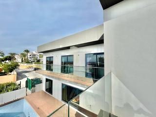 Casa a Calahonda. Villa de nueva construcción terminada con los más altos estándar
