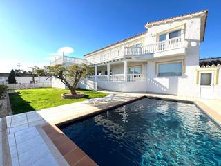 Casa en Campo de Mijas. Villa de 6 habitaciones y 6 baos con gran potencial.