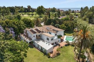 Casa en Guadalmina Baja. Ubicacin impresionante para esta magnfica villa andaluza.
