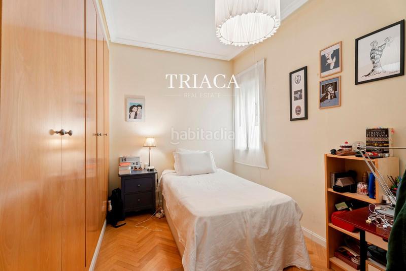 Foto 085a72e0-e3b4-4a2e-9789-be547f3c2a5c. Piso vivienda con balcones y gran potencial de reforma en trafalgar en Madrid