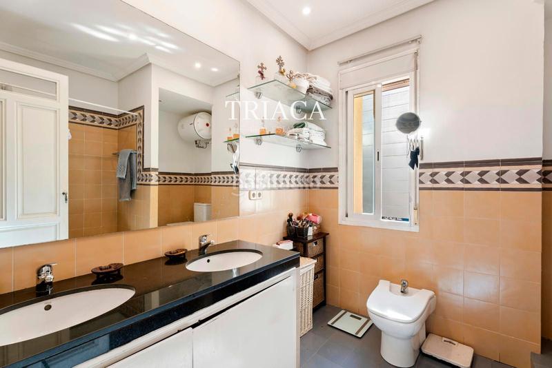 Foto 109ad8d3-7e9d-452b-9eba-19fb25cbfc09. Piso vivienda con balcones y gran potencial de reforma en trafalgar en Madrid