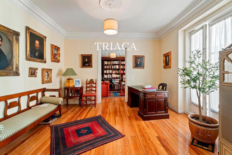 Foto 46432e13-979c-4471-a238-ec7185e8890a. Piso vivienda con balcones y gran potencial de reforma en trafalgar en Madrid