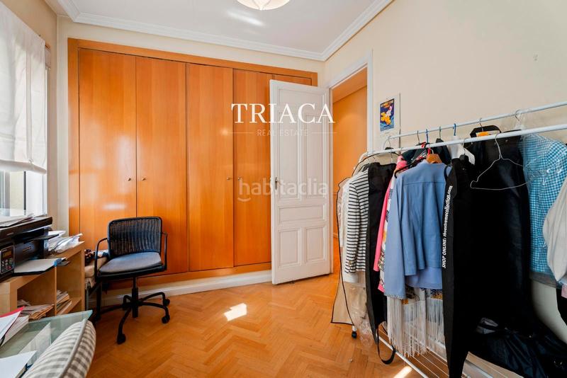 Foto 4db4c4dc-a831-4924-badb-ff09cb2d218b. Piso vivienda con balcones y gran potencial de reforma en trafalgar en Madrid