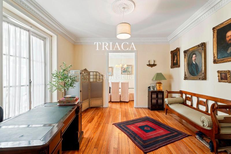 Foto 63461443-d7e5-42b9-911a-67d4c5aff4c0. Piso vivienda con balcones y gran potencial de reforma en trafalgar en Madrid