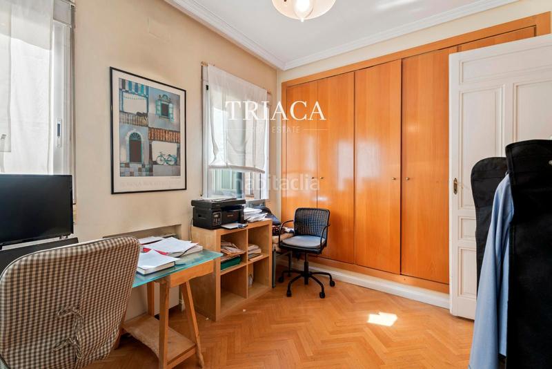 Foto 6d7e711a-ff0f-4643-abec-06acde153793. Piso vivienda con balcones y gran potencial de reforma en trafalgar en Madrid