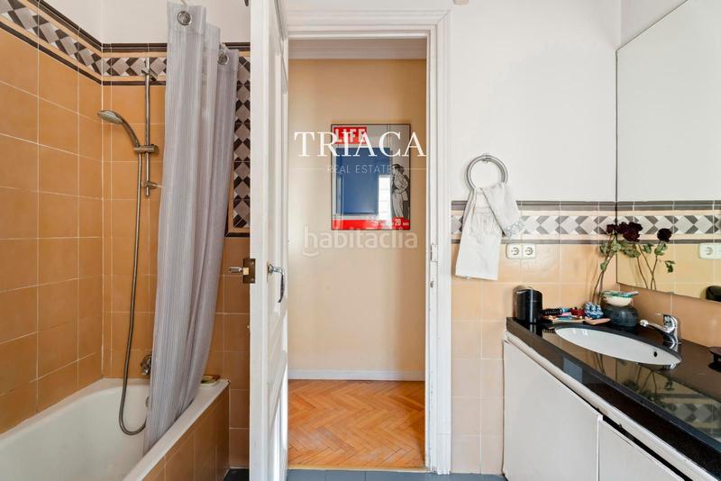 Foto 7a6774c6-3d0a-4857-997e-e7ccf4fd075a. Piso vivienda con balcones y gran potencial de reforma en trafalgar en Madrid