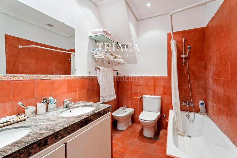 Foto 7d18910b-c082-4f2e-a83b-f54cfe7bfa5e. Piso vivienda con balcones y gran potencial de reforma en trafalgar en Madrid