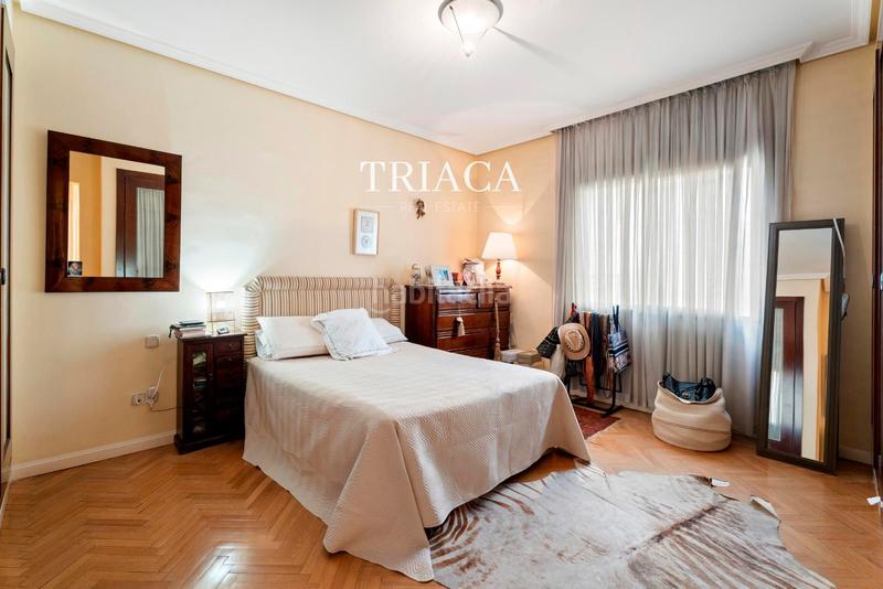 Foto 8924e989-bc0c-43cc-92c8-cd00030ec334. Piso vivienda con balcones y gran potencial de reforma en trafalgar en Madrid