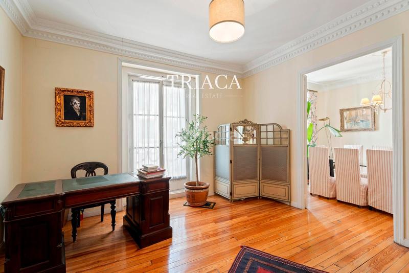 Foto bbe3dd8a-99ec-41f5-b9ac-9b15f3ba9baa. Piso vivienda con balcones y gran potencial de reforma en trafalgar en Madrid