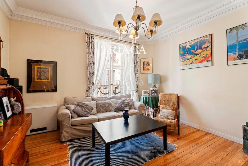Foto cf26babe-0dbe-4ed2-9e5c-6c47aae20421. Piso vivienda con balcones y gran potencial de reforma en trafalgar en Madrid