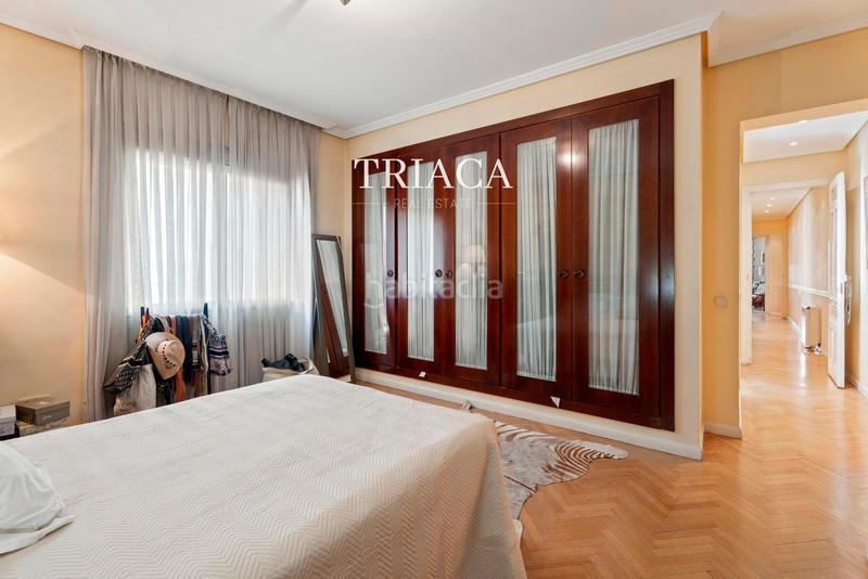 Foto e88c5ebe-bb56-4f3c-b8c6-0b265368bc4a. Piso vivienda con balcones y gran potencial de reforma en trafalgar en Madrid