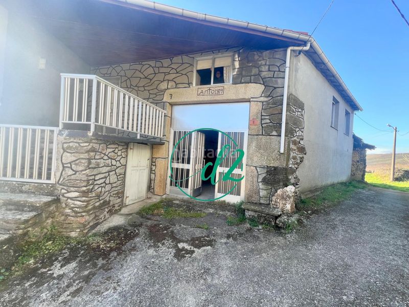 Foto a32d10c9-7fe1-4da8-b047-b81b08fe521c. Casa aparellada amb aparcament a Maceda