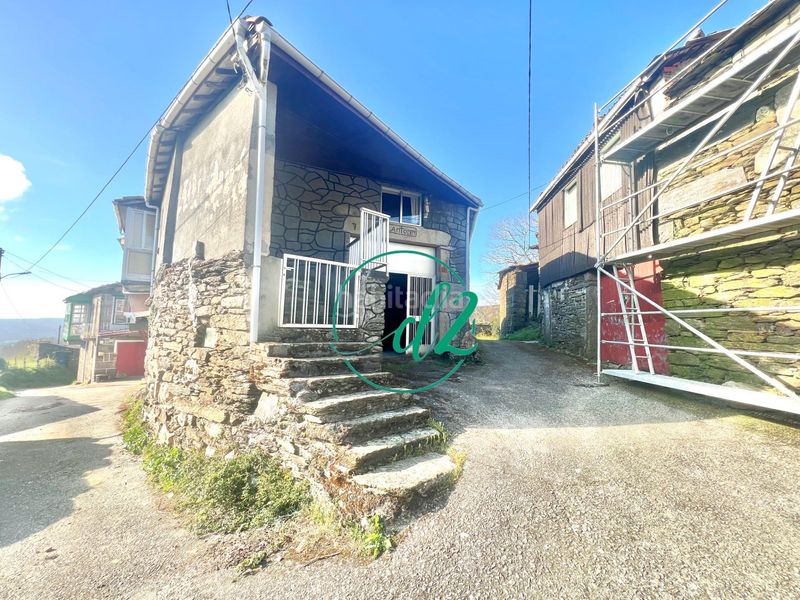 Foto f1169f7c-ac51-4eab-ba5f-4d7df2b2f33a. Casa aparellada amb aparcament a Maceda