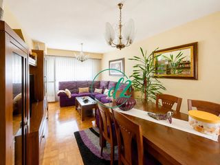 Flat in Ventiun. Exclusiva vivienda exterior con garaje y balcón junto a la plaza