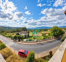 Masia a Lobios. Dos viviendas con patios cubiertos y jardín, con vistas panorámi
