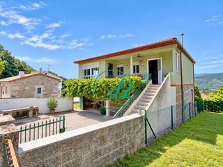 Casa in Muíños. Casa de pueblo con 1.200 m2 de parcela, anexos y gran potencial