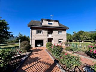 Maison à Bande. Se vende amplia parcela con cas de piedra seminueva en el parque