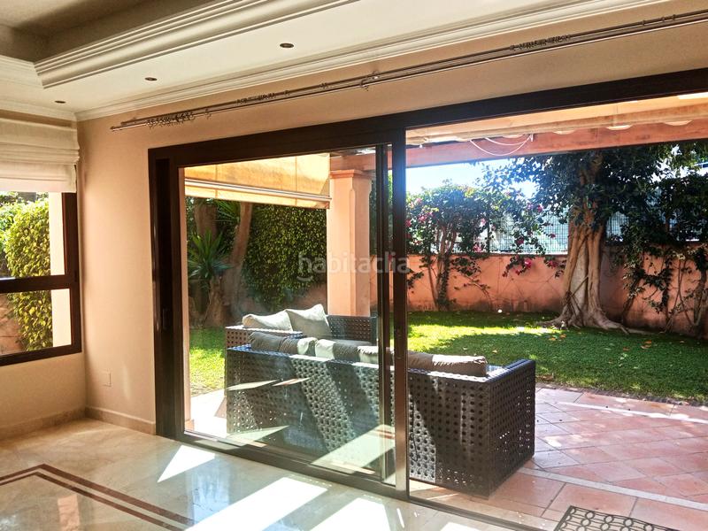 Foto 2529cc8b-1c60-4b89-81df-42817f102107. Reihenhaus in urbanización cascada de camojan 12 in Marbella