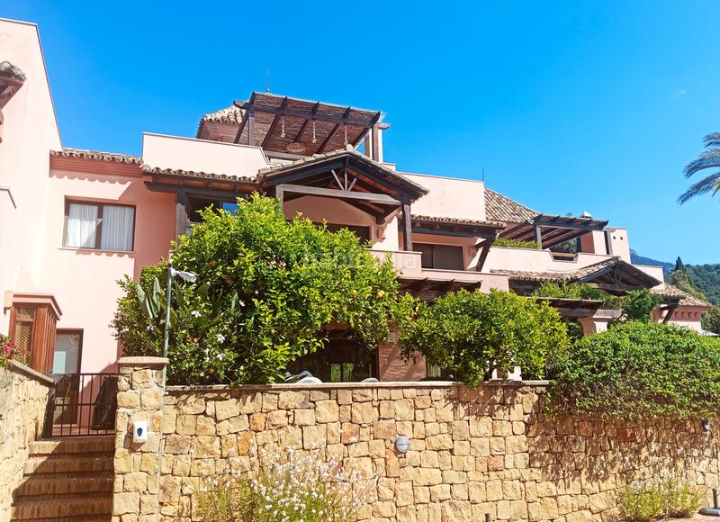 Foto 782357bf-6c80-4ffa-9660-e4427c5f19a7. Reihenhaus in urbanización cascada de camojan 12 in Marbella