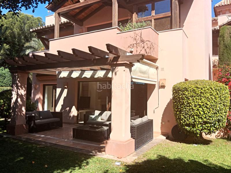 Foto c160ac1d-743d-4458-b04c-0a48dfc0b383. Reihenhaus in urbanización cascada de camojan 12 in Marbella