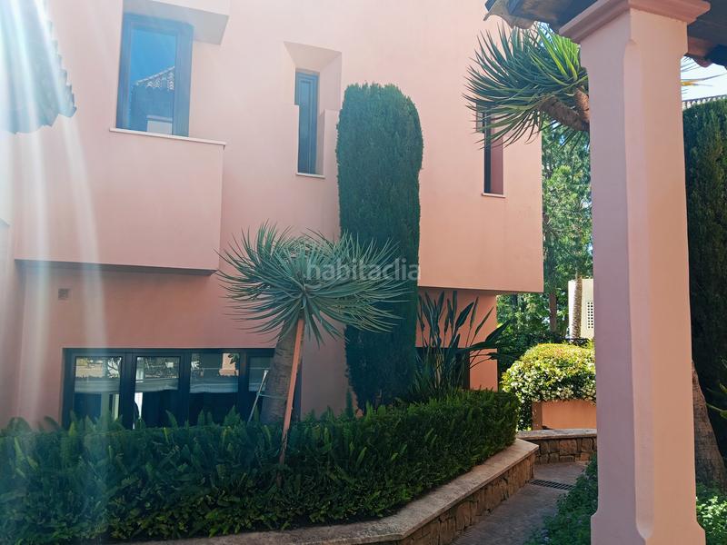 Foto ed2711bd-8160-4b47-8660-b73381e5a3e9. Reihenhaus in urbanización cascada de camojan 12 in Marbella