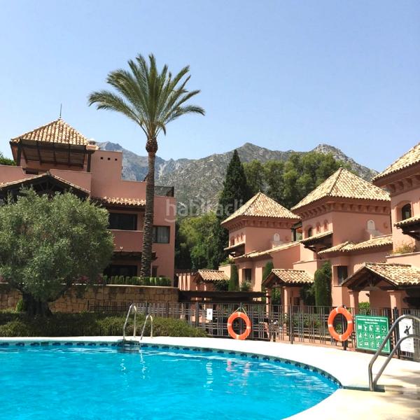 Foto edcf954f-ce42-40a0-a652-08bed75c4c90. Reihenhaus in urbanización cascada de camojan 12 in Marbella