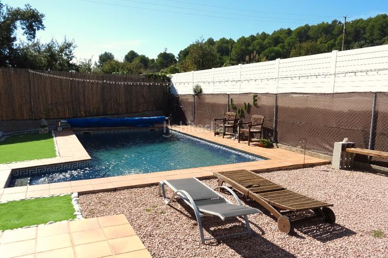 Foto a13c8bbf-4be9-4378-8106-6ae840c4b939. Casa aparellada amb calefacció aparcament piscina a Sant Quirze del Vallès