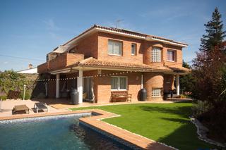 Casa aparellada a Les Fonts. Casa cantonera con jardn y piscina en sant quirze del valls 