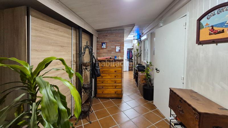 Foto 8e37acb5-4544-4ae1-82f6-fa98a236c9e5. Casa amb piscina a Zona Industrial Rubí