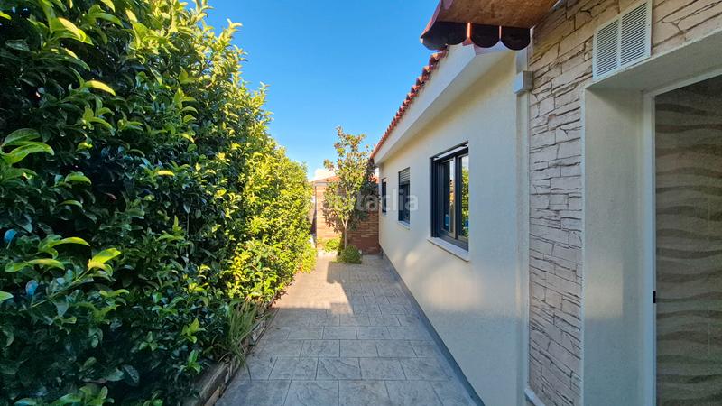 Foto ab16f521-afd3-48ac-af32-b4085de98b07. Casa amb piscina a Zona Industrial Rubí